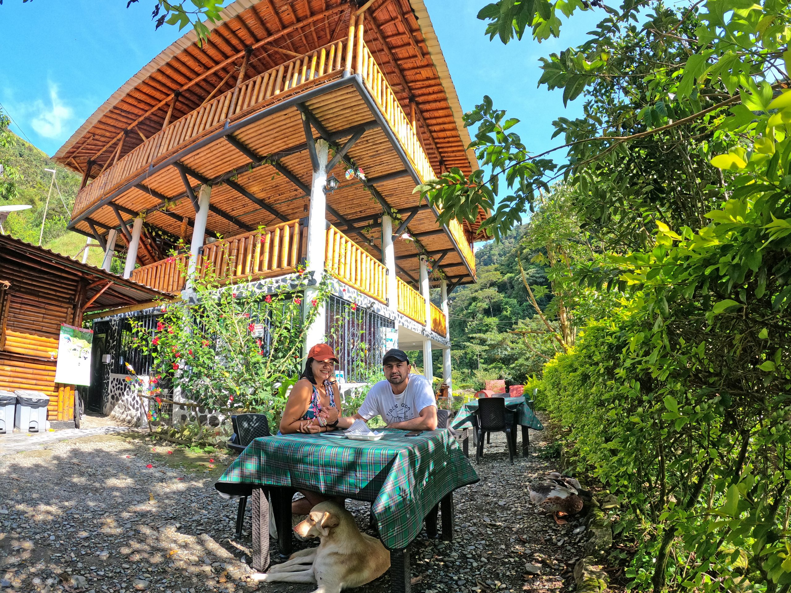 almuerzo al aire libre en termales el escondite