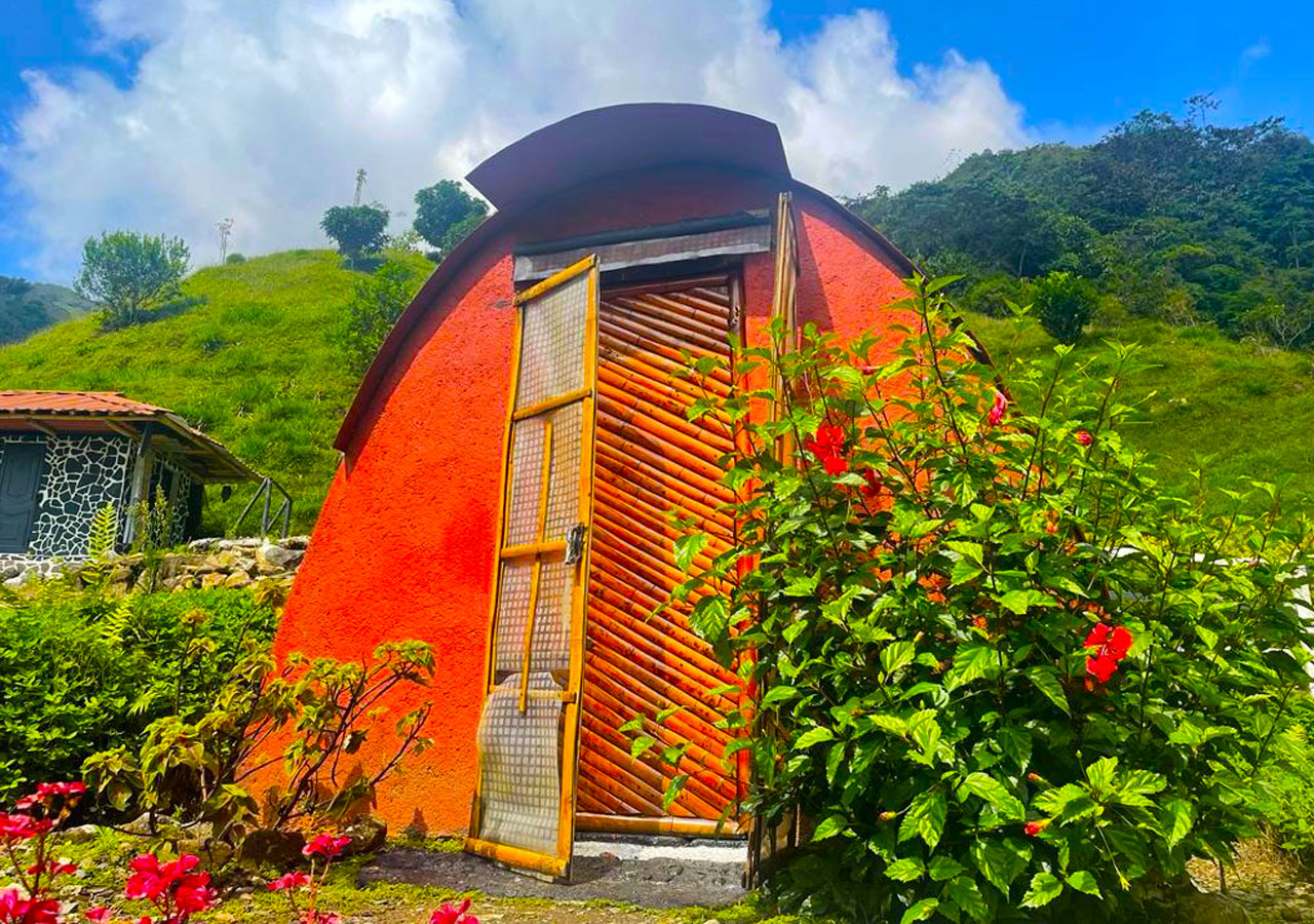 cabaña de madera en la montaña
