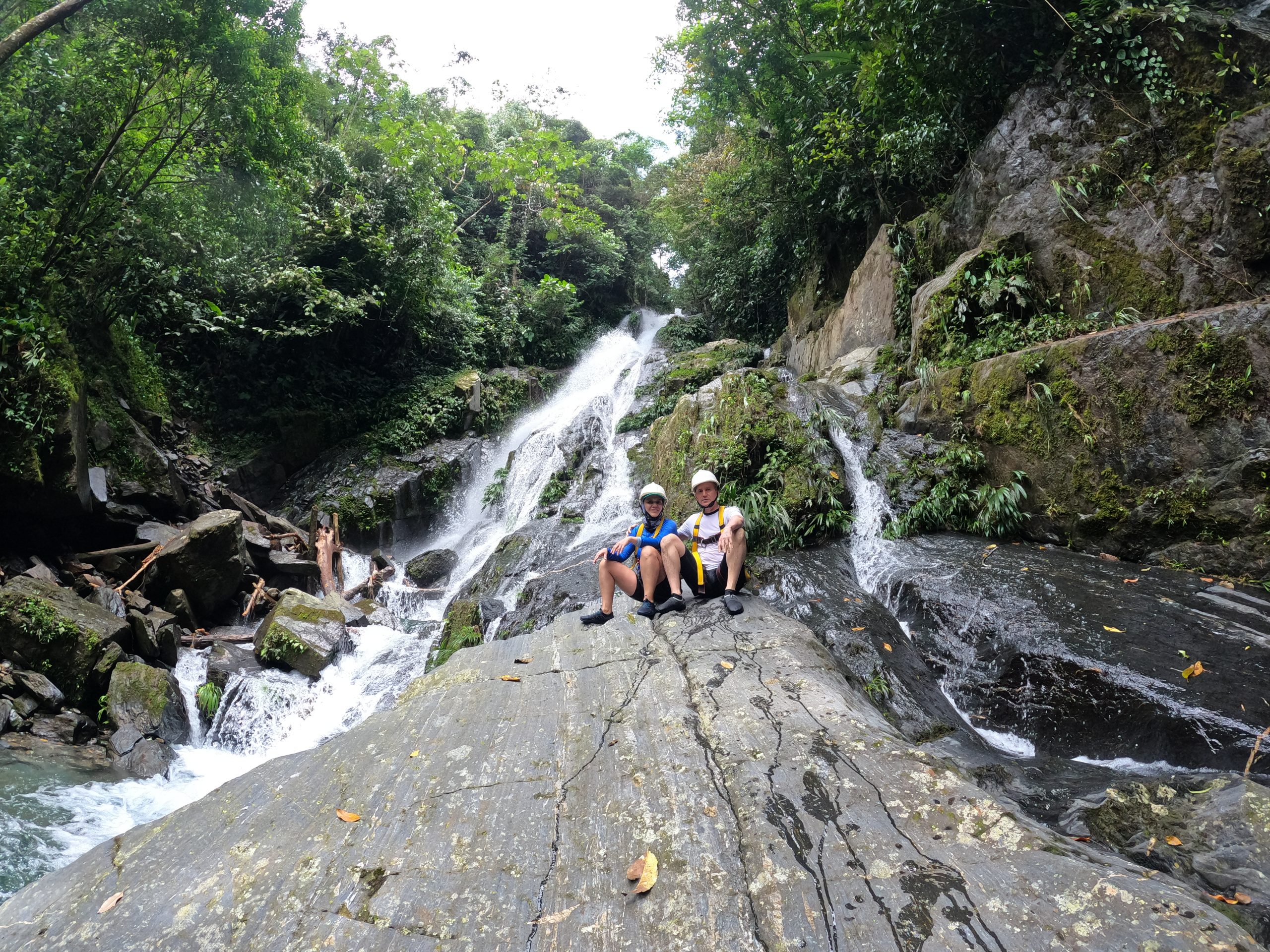 rios y cascadas en termales el escondite