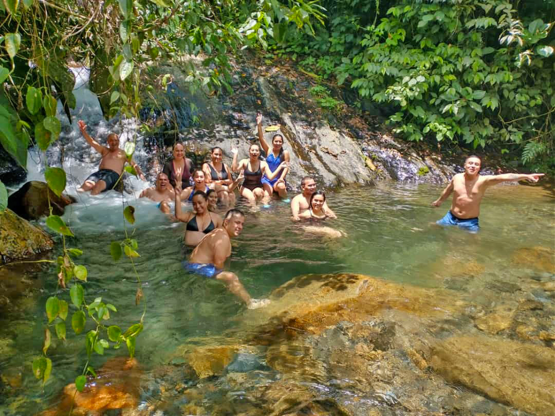 turistas que visitan termales el escondite