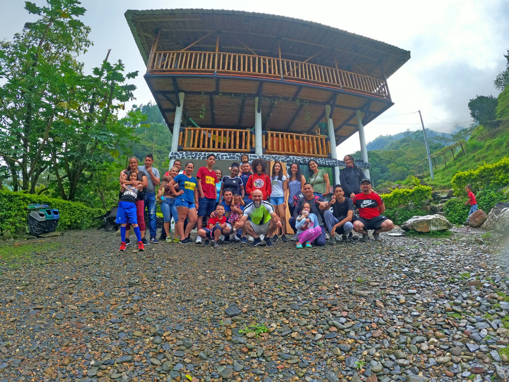 turistas visitando termales el escondite