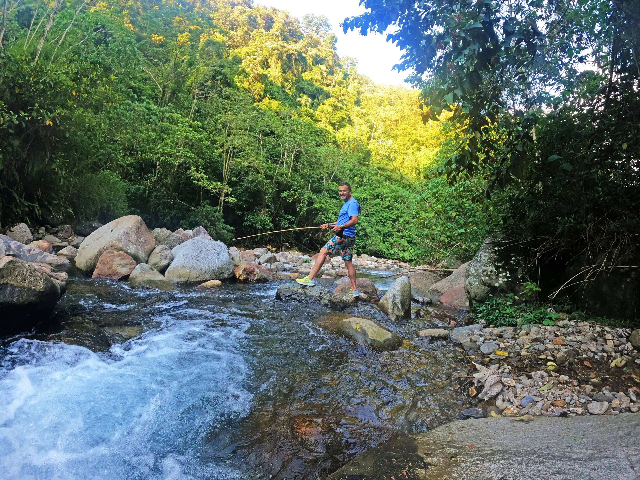 pescando en rio de agua fria